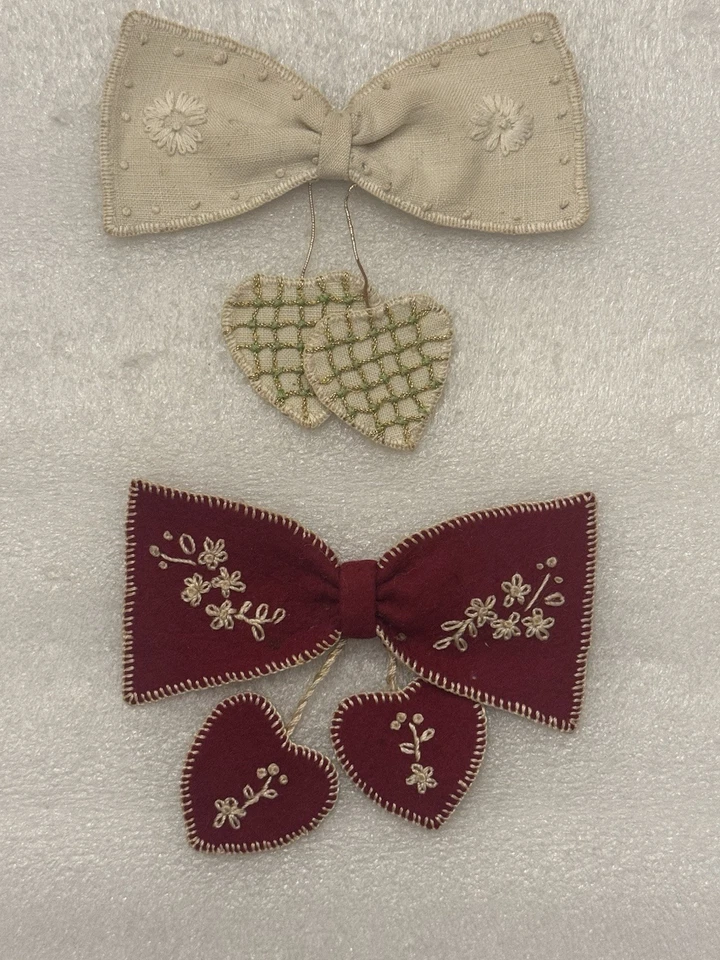 Lote de dois laços antigos feitos à mão costurados com tema de coração casamento ou ocasião - Imagem 2 de 4