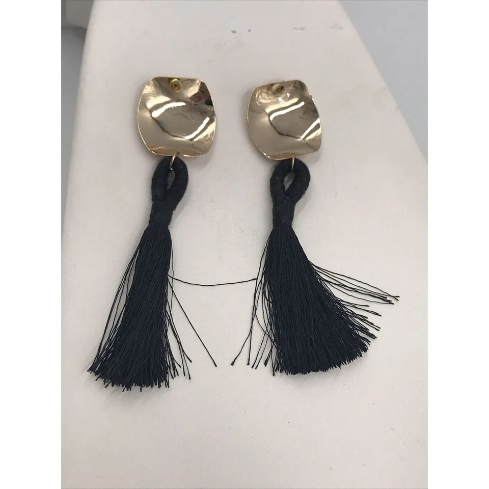 Pendientes colgantes perforados negros borla larga tono dorado de moda Foto 3 de 3