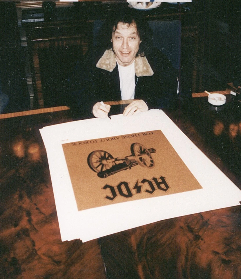 Póster litográfico ACDC For Those About To Rock autografiado firmado por Angus Young Foto 2 de 4