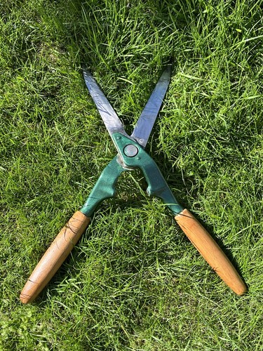 Vintage Garden Shears With Wooden Handles Gardening Trimming Cutting - Picture 3 of 15