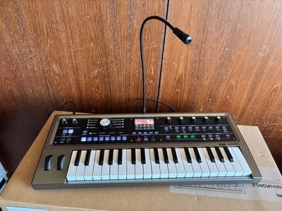 Korg MicroKORG 2 37-Key Synthesizer/Vocoder mit Box