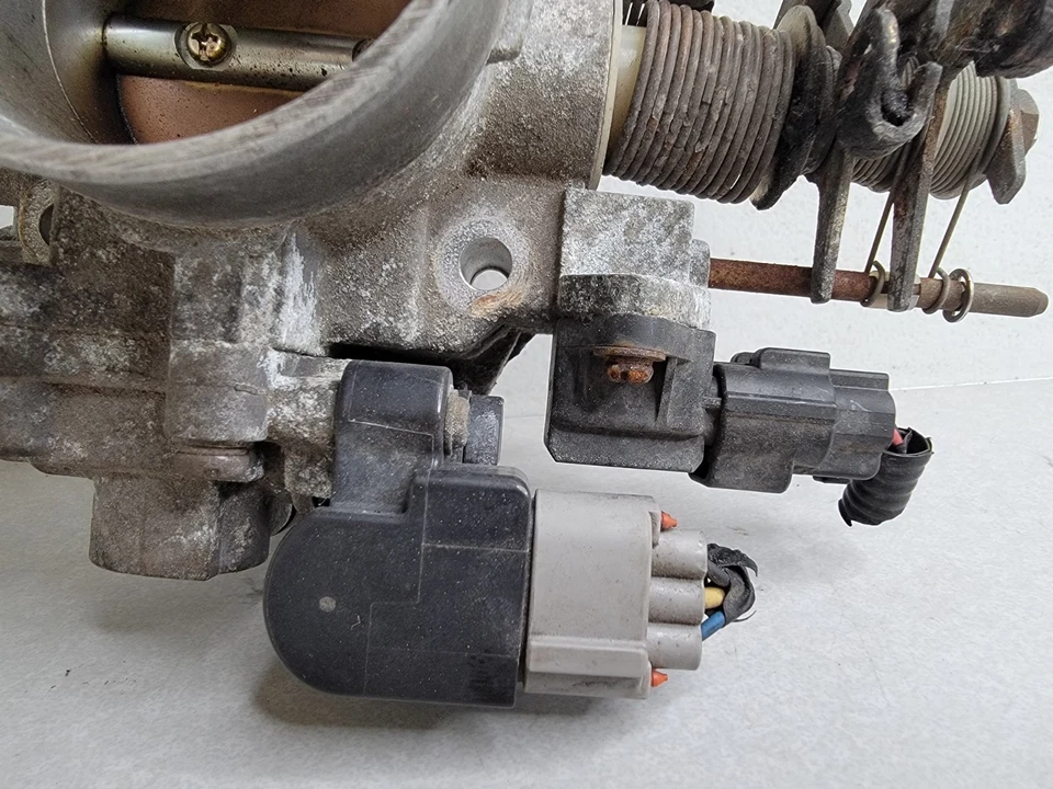 Subaru Impreza EJ22 SOHC 1999-2001 carrocería del acelerador OEM pieza usada Hitachi Foto 4 de 4