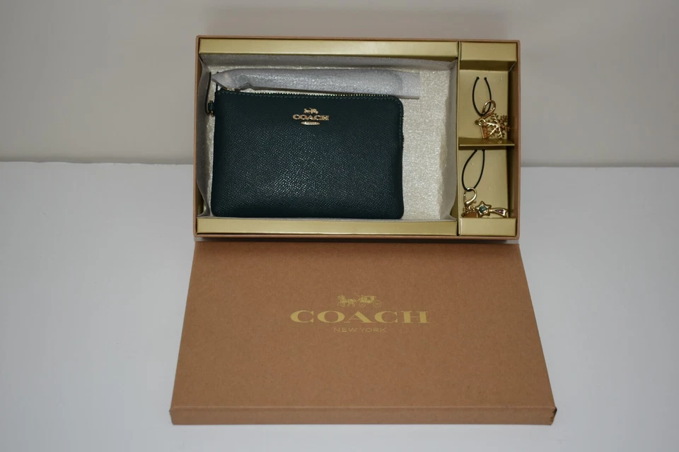 JUEGO DE MUÑECAS COACH FOREST VERDE EN CAJA CREMALLERA ESQUINERA CON DIJES NUEVO CON ETIQUETAS C6878