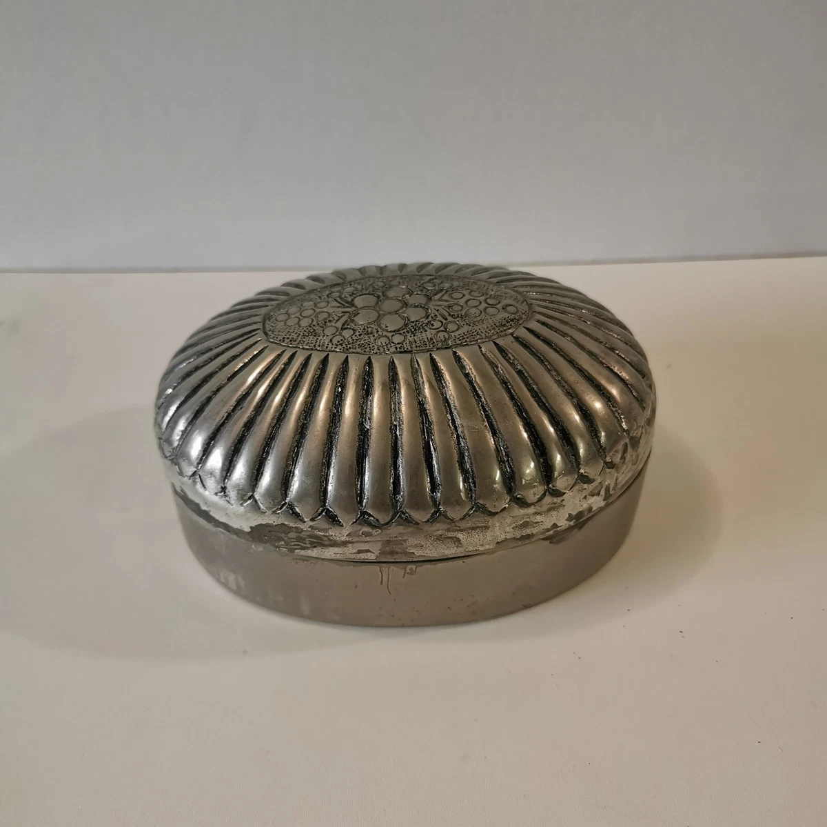 Boîte argent massif, de forme carré très ouvragée, signée