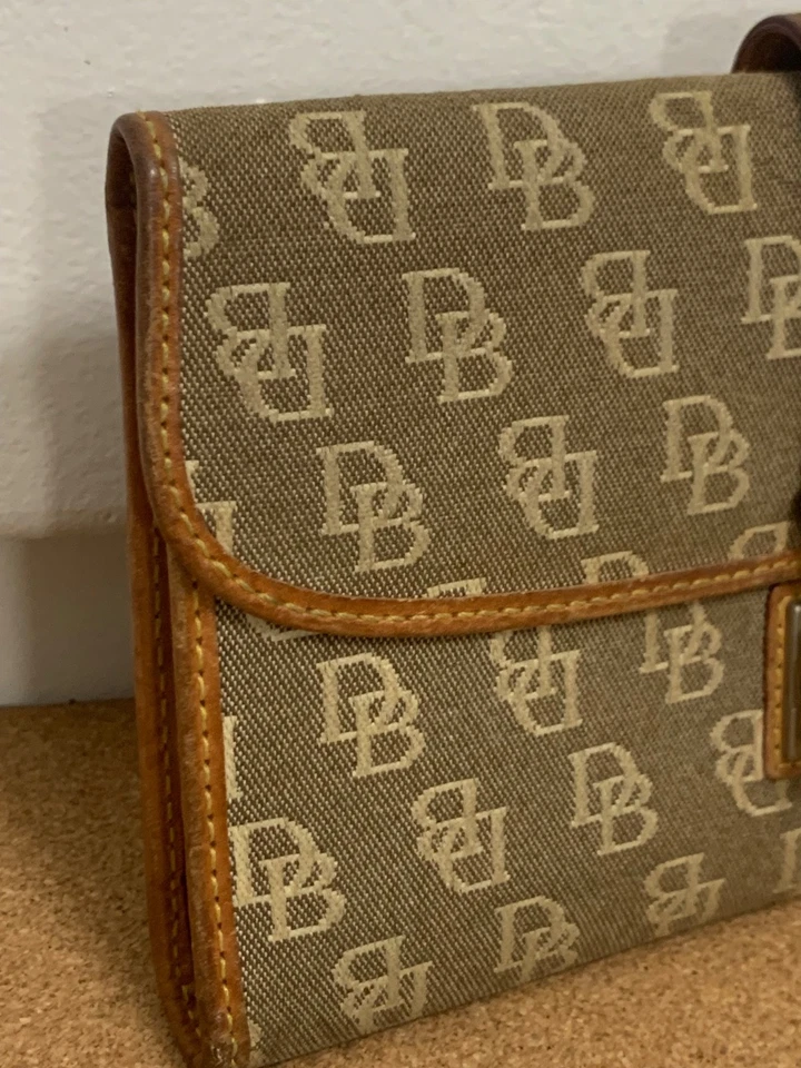 Dooney & Bourke DB 签名三折钱包/支票夹 — 第 3/4 张图片