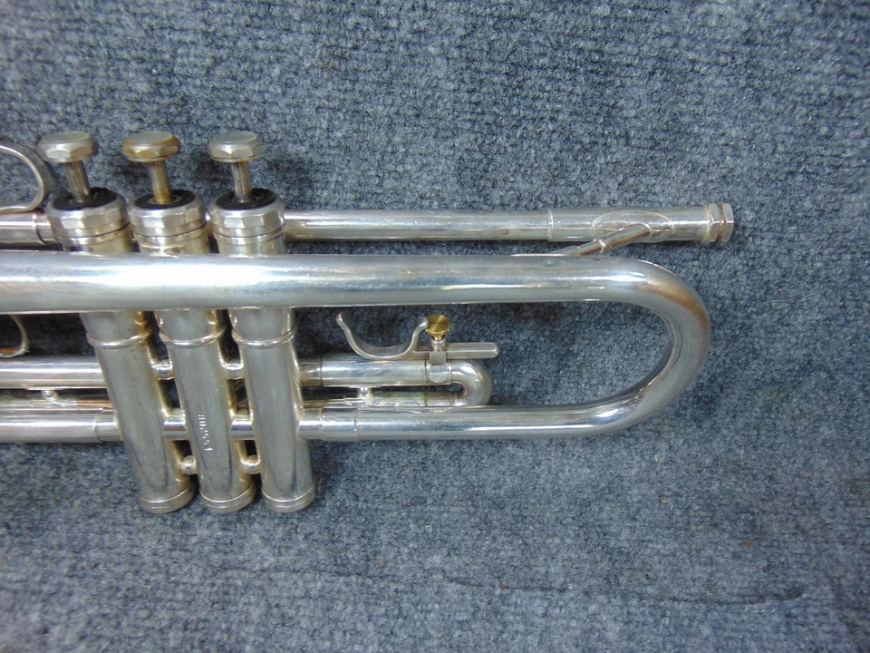 Olds 小号 Super Star UltraSonic 可随时播放吹嘴盒 1950 年代 Fullerton — 第 3/4 张图片