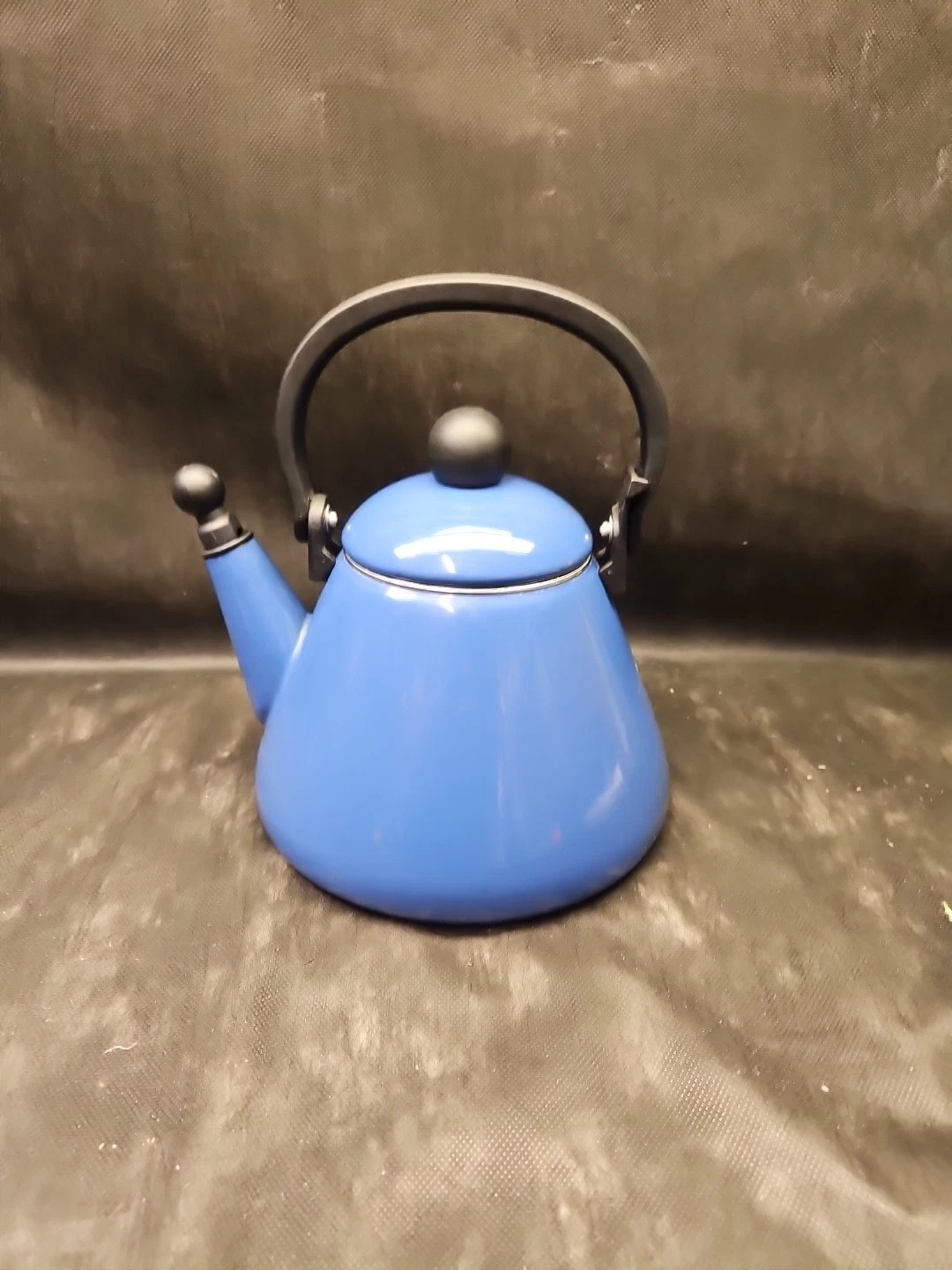 LE CREUSET Classic Whistling Kettle Tea Pot 1.7 Quart Blue Enamel