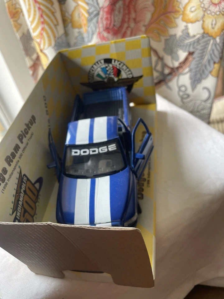 Camioneta oficial Dodge Ram Maisto 1996 Indianapolis 500 camioneta 1:26 nueva en caja Indy 31916 Foto 3 de 4