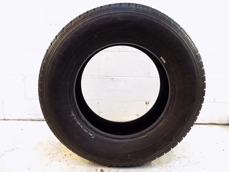 P275/65R18 Hankook Dynapro HT 114 T usado 8/32nds Foto 3 de 4