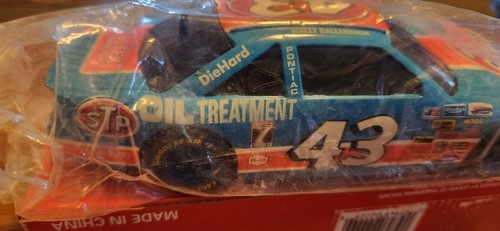1:24 Die Cast Nascar Coin Bank #43 STP PONTIAC NEW WITH BOX & KEY # 1 OF 5000 - Picture 2 of 9