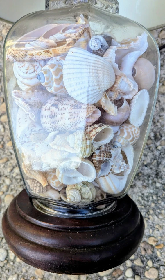 Lámpara de mesa llena de carcasa con pantalla de tela Foto 2 de 3