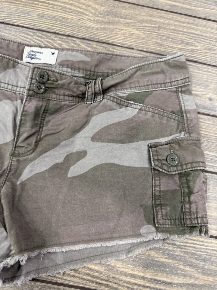 Camo Cargo Shorts Size 4 By American Eagle Outfitters 100% Cotton Frayed Hem Y2K - Image 2 of 4