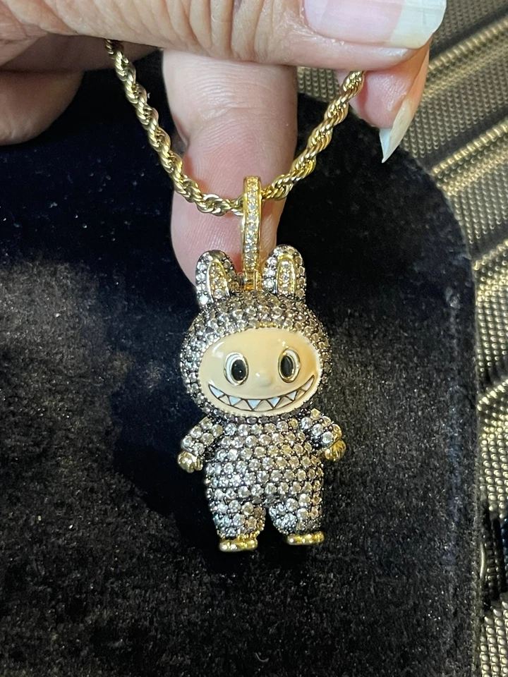 "Colgante Labubu chapado en oro de 18k en cadena de cuerda de 22"" con anillo ajustable". Foto 2 de 4