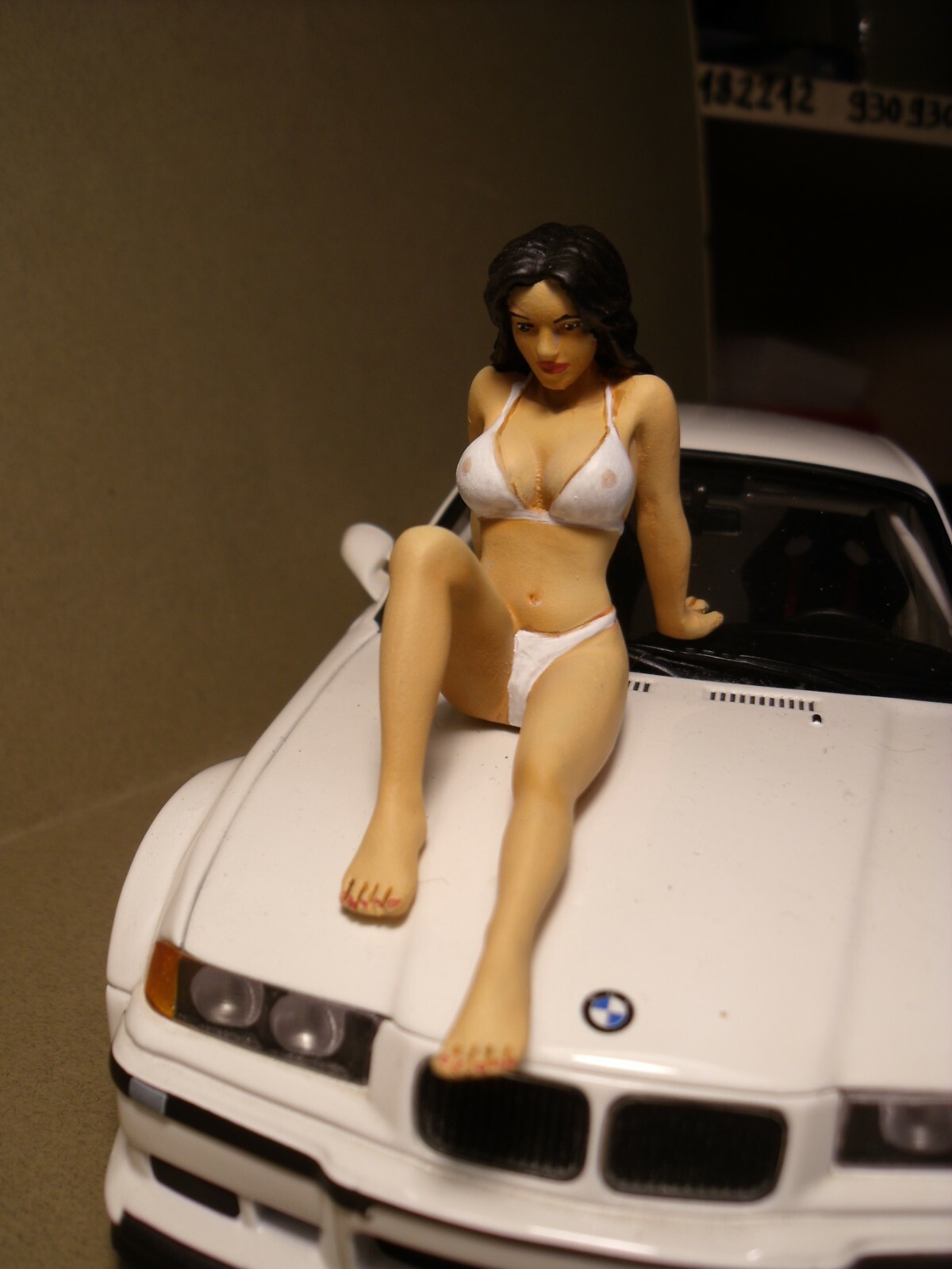 Figurine Girl Florence 1/18 Vroom pour décor de circuit et garage miniature