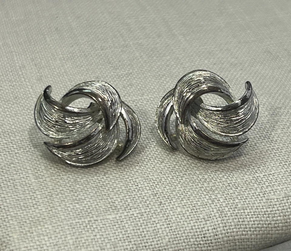 Brincos perfurados vintage Givenchy prata prato redemoinho design clássico delicado - Imagem 2 de 4