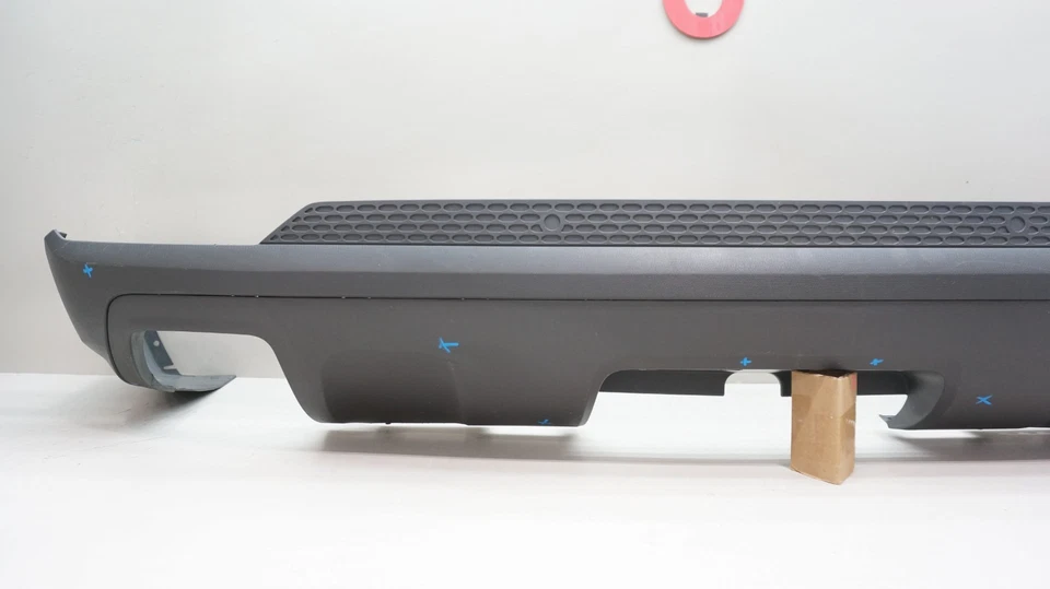 2016-2017 GMC TERRENO TRASEIRO INFERIOR PARACHOQUE PAINEL DE VÁLVULA FABRICANTE DE EQUIPAMENTO ORIGINAL 23477992 - Imagem 2 de 4