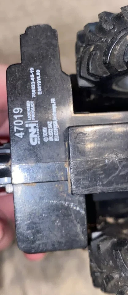 Tela vermelha de brinquedo para trator Tomy Case IH MX 305 - Imagem 4 de 4