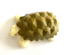 Adorable Figurine Petite TORTUE en Plastique Charm Porte Bonheur 4,1cm Neuf