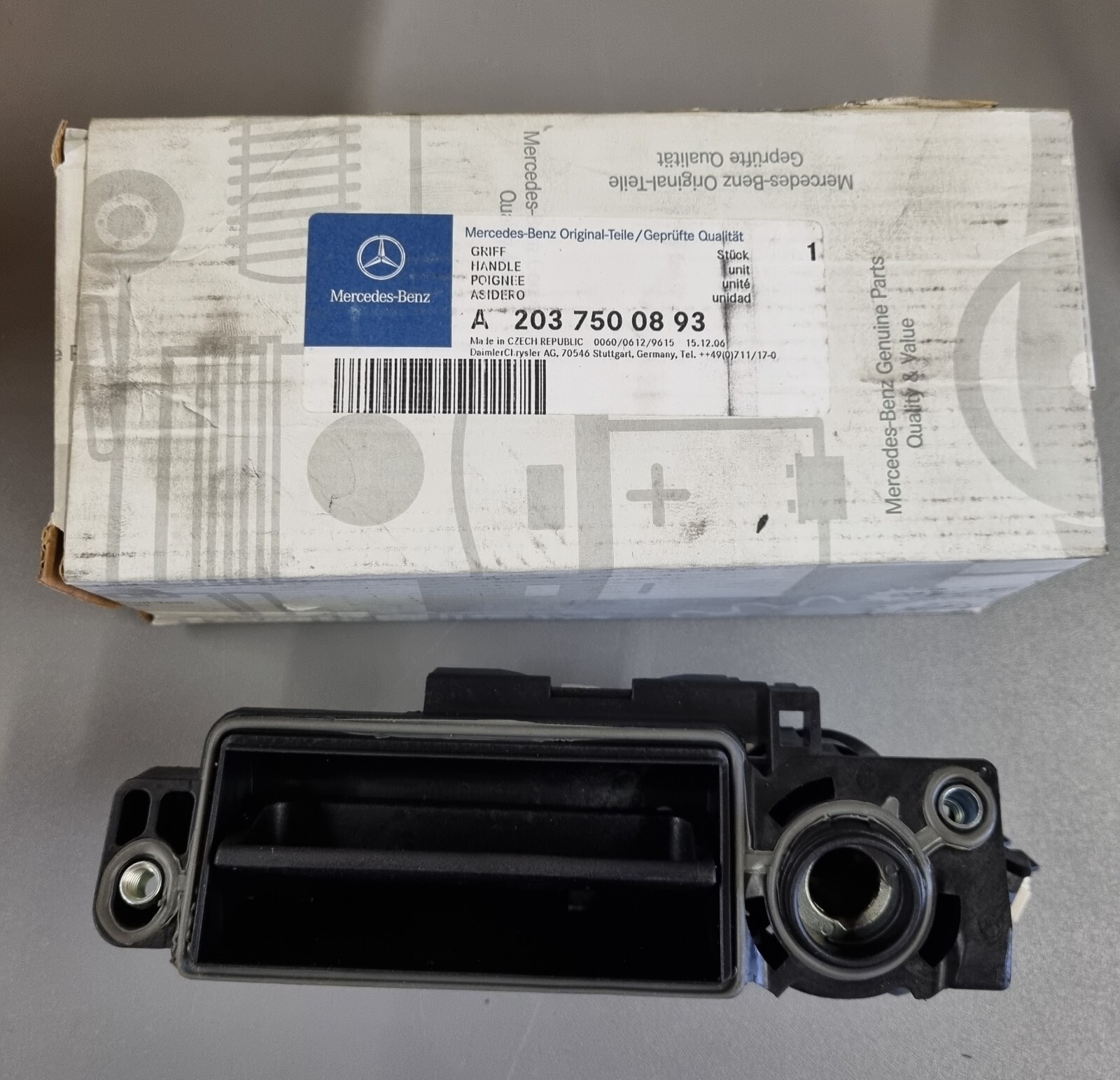 Poignée coffre Mercedes A 203 750 08 93 pour réparer un loquet bloqué de Classe C