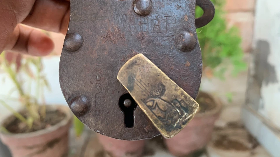 Antiguo candado Aligarh de hierro forjado a mano de 10 palancas cerradura de latón y llave de trabajo Foto 4 de 4