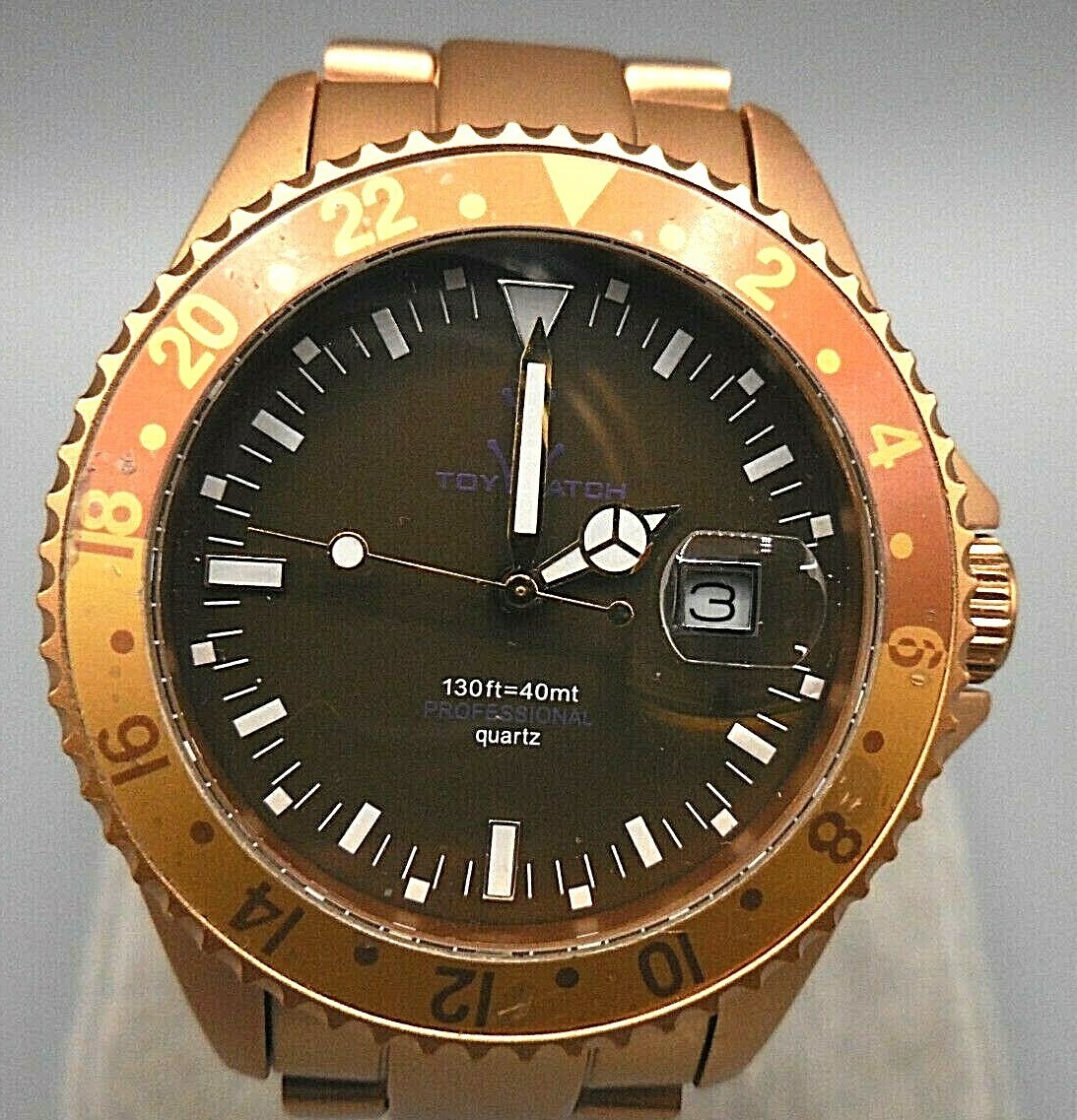 Montre Toy Watch dorée la pièce idéale de votre vestiaire chic