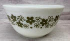 Pyrex #402 Spring Blossom Crazy Daisy 1 1/2 Quart White & Green Mixing Bowl