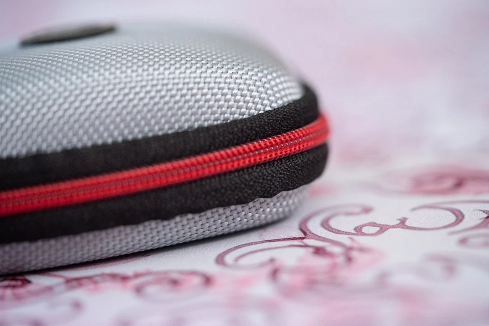 KZ IEM/Funda protectora para auriculares, roja y plateada Foto 2 de 4