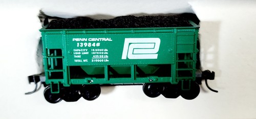 Penn Central Railroad 26' vagón de mineral con carga y Kadee 139846 Roundhouse 1426 RTR HO | Zustand: New