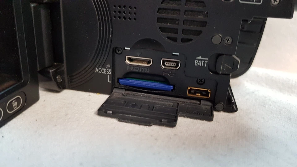 Panasonic hdc-sd700 FULL HD Video Camera Camcorder - W Charger & 2 batteries - Image 4 of 4