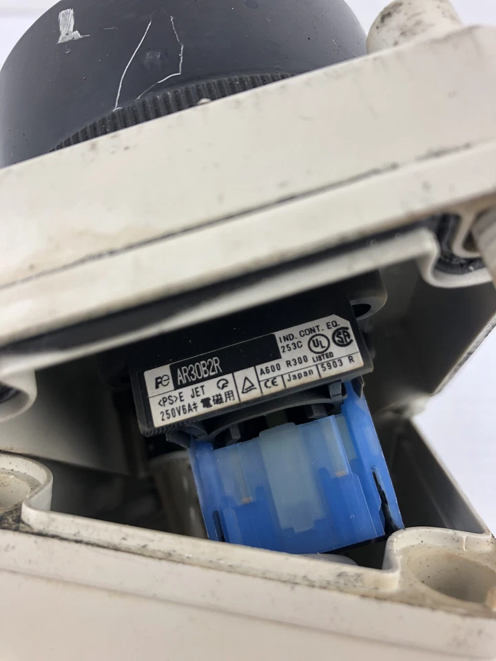 Caja de control eléctrica Fuji AR30B2R con pulsador 250V 6A negra Foto 2 de 4