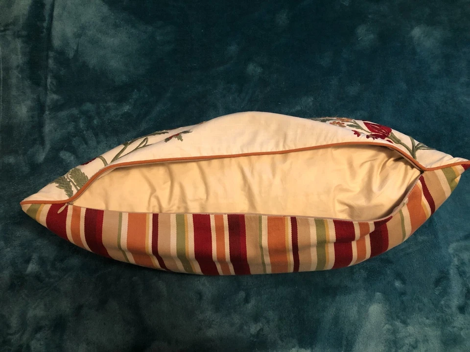 Almohada acento rectangular grande 13x26 con cremallera e inserto de plumón. máquina bordar Foto 3 de 3