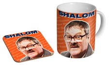 Jim Shalom Friday Night Dinner Divertido - Juego de regalo de taza de café/té y posavasos
