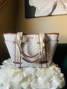 Image of Michael Kors Large Maeve Open Tote In Signature Logo Vanilla/Luggage