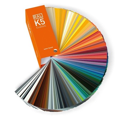 K5 Farbkarte, 216 ganzseitige Farbfelder, halbmatt, 8 Sprachen