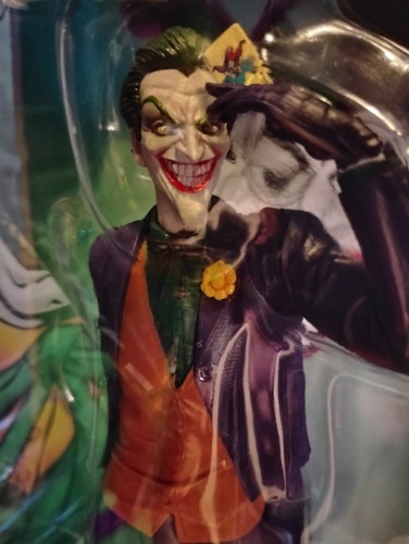 DIAMOND SELECT TOYS DC Gallery: The Joker PVC Figure - Picture 10 of 11