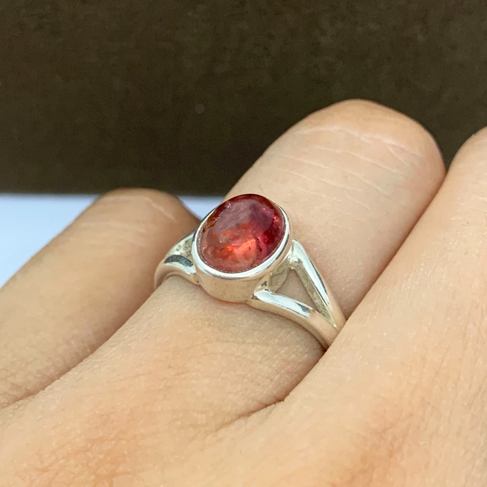 Anillo solitario de turmalina roja ovalado en cabina anillo prometido de plata de ley 925 para mujer Foto 4 de 4