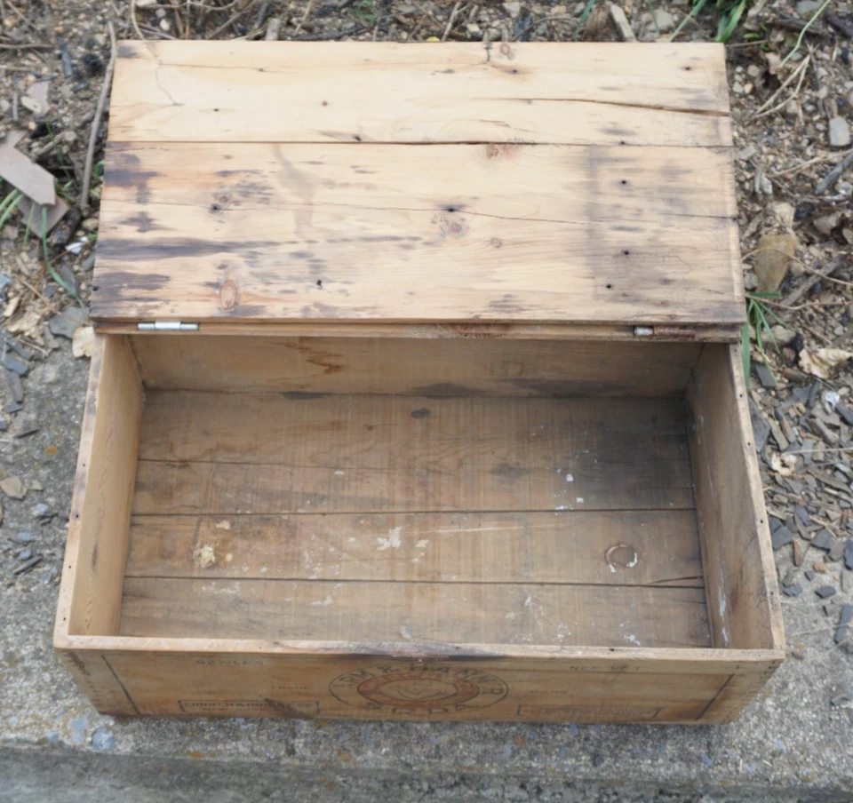 Antigua caja de madera de brazo y martillo para bicarbonato de sodio Church & Dwight Nueva York NYC Foto 2 de 4