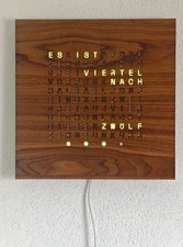 Wortuhr aus Massivholz mit LED-Beleuchtung