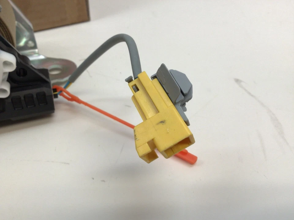 Kit de cinturón de seguridad lado conductor izquierdo Chevrolet Silverado GMC Sierra cachemir nuevo OEM Foto 3 de 4