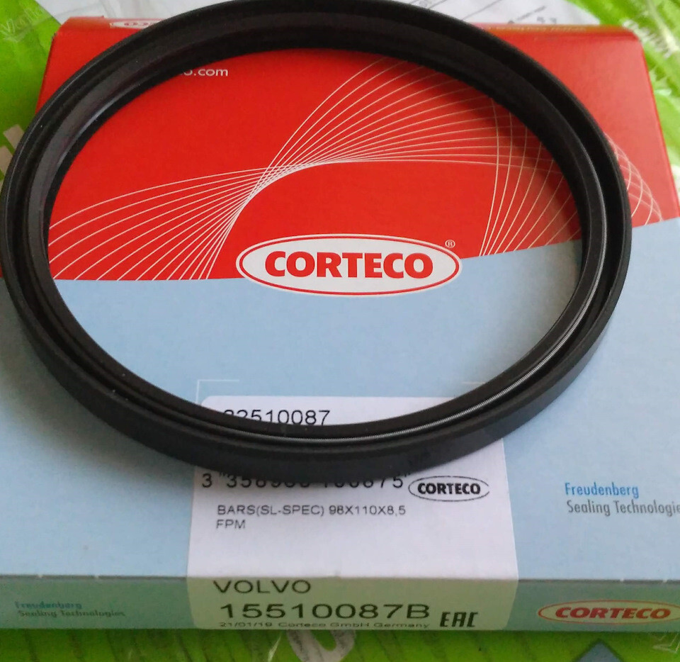 との Volvo S60 V70 Crankshaft oil seal housing of a gearbox