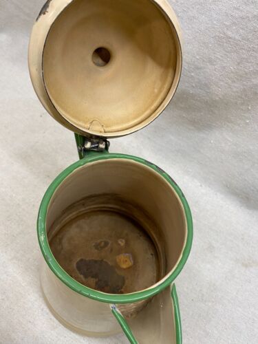 Antigua cafetera vintage esmaltada verde y crema beige con tapa primitiva - Imagen 6 de 6