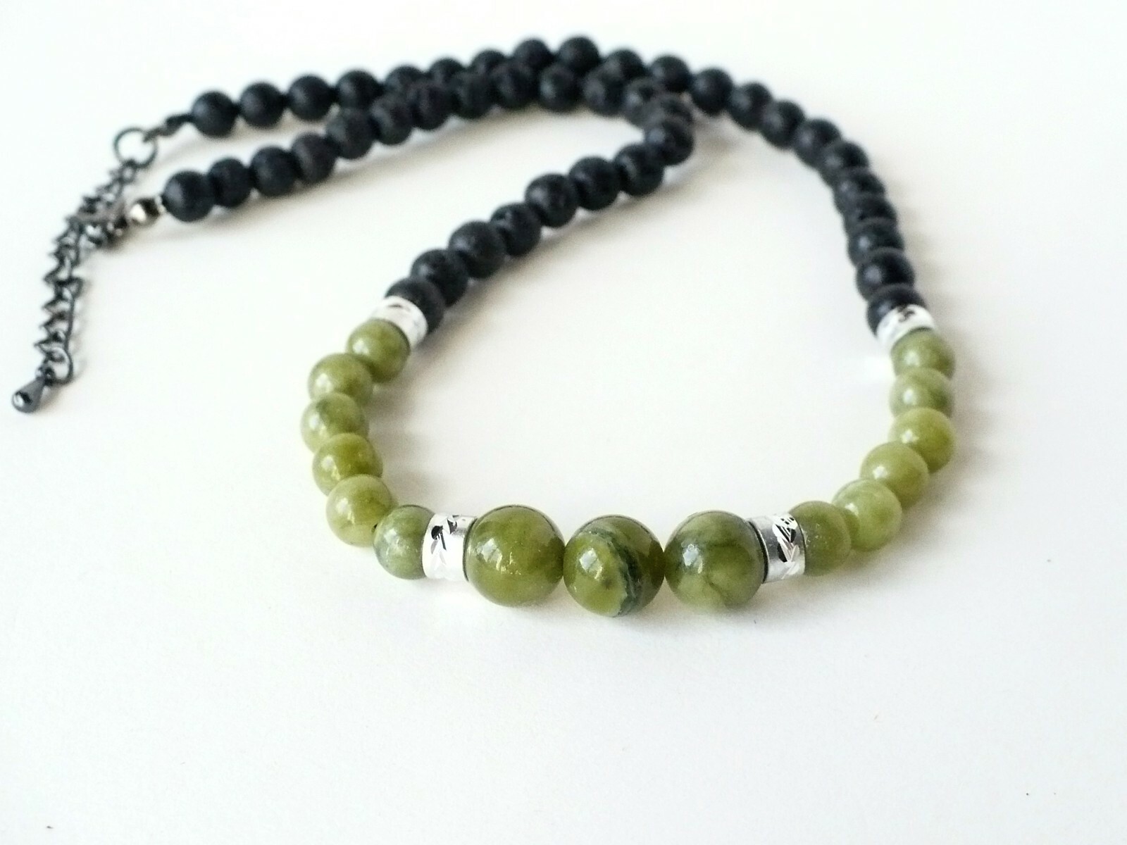 Collier jade vert équilibre et force de la pierre de lave naturelle en longueur 40 cm