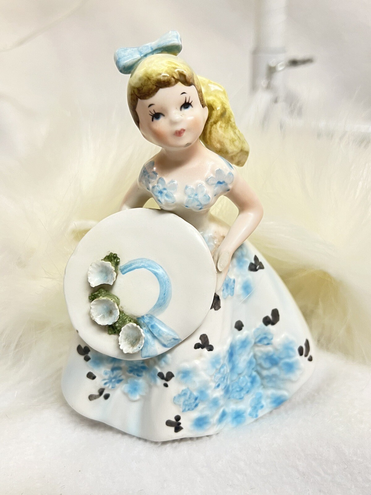 VENDITA! Ragazza coda di pony porcellana con cappello fiori blu sinistra 2353 vintage 1965