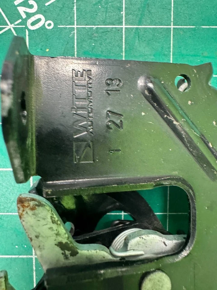 BMW 328i Xdrive 2012-18 pestillo de bloqueo del capó lateral derecho OEM 7242549 Foto 3 de 4