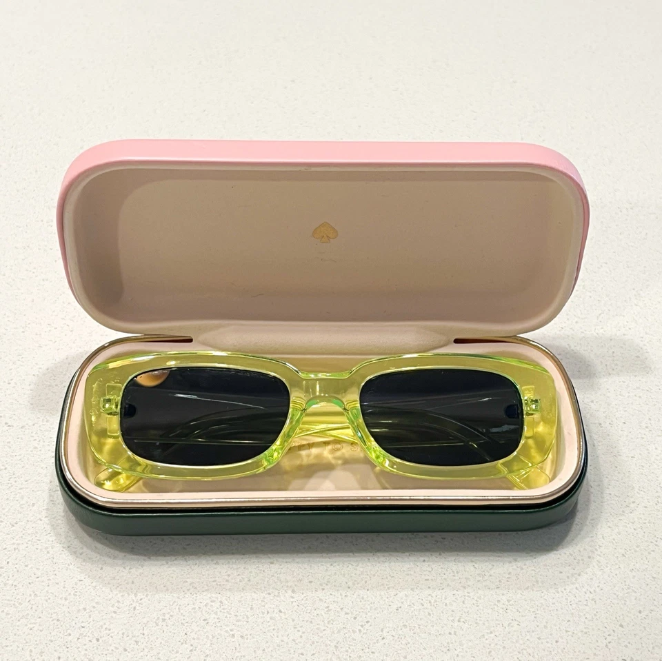 Estuche para gafas de sol Kate Spade Hello Sunshine rosa y verde Foto 4 de 4