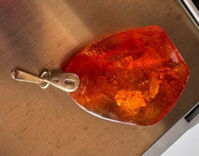 04-11  Grosser Bernstein, 2.5x3.0cm, sehr gut erhalten