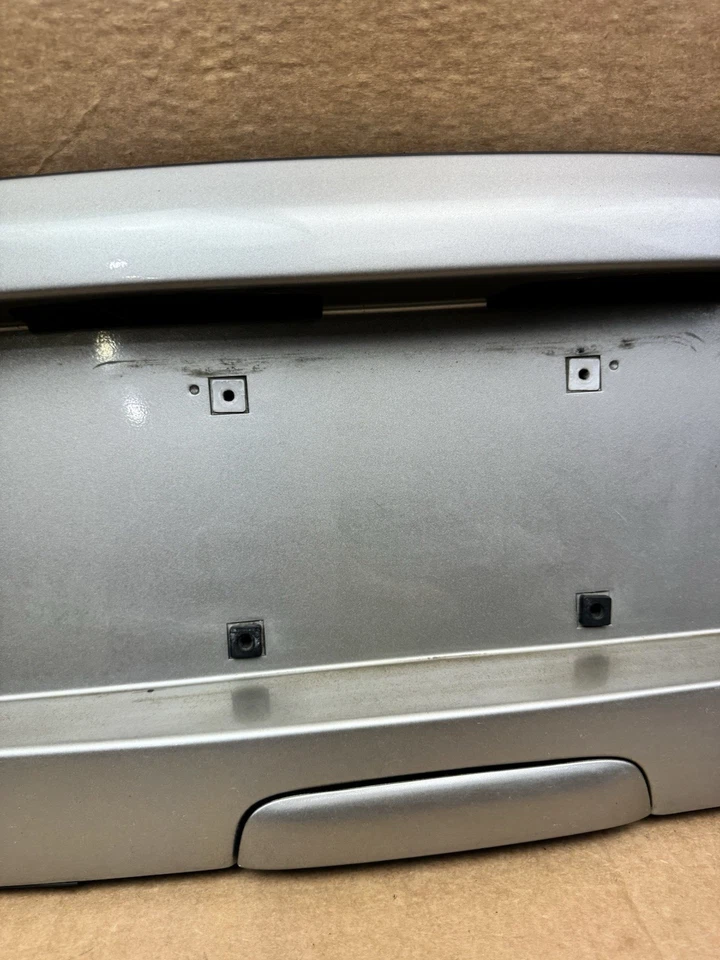 Panel de matrícula de maletero trasero Chevy TrailBlazer 2002-2009 OEM gris/plateado Foto 3 de 4