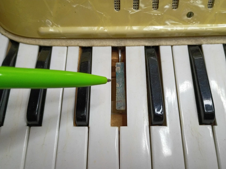 VINTAGE NOBLE ACCORDION RED MADE IN ITALY - Image 4 of 4