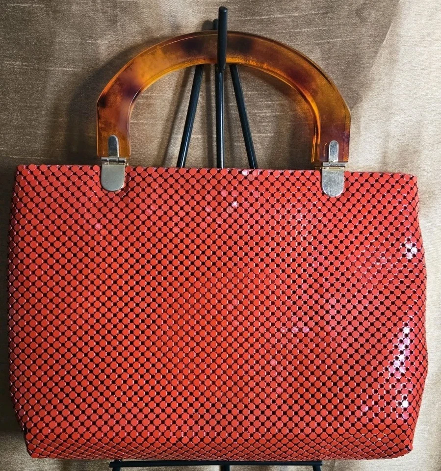 Cartera de mano vintage de malla metálica con asa Lucite roja bolsa eléctrica cremallera superior fiesta Foto 4 de 4