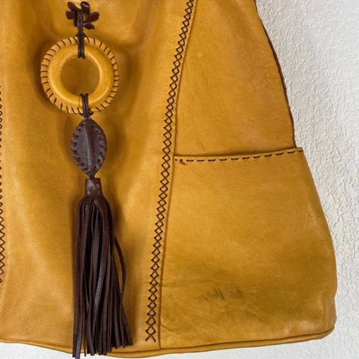 Bolso de hombro de cuero tostado dorado Carla Mancini Foto 2 de 4